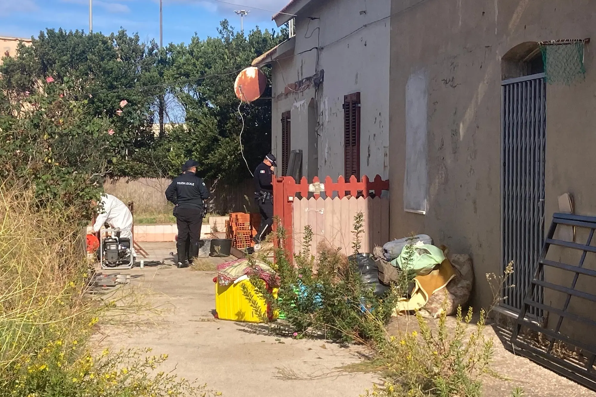 Porto Torres, sequestrato uno stabile delle Ferrovie occupato abusivamente: 5 persone denunciate Lo stabile messo sotto sequestro a Porto Torres (foto Pala)