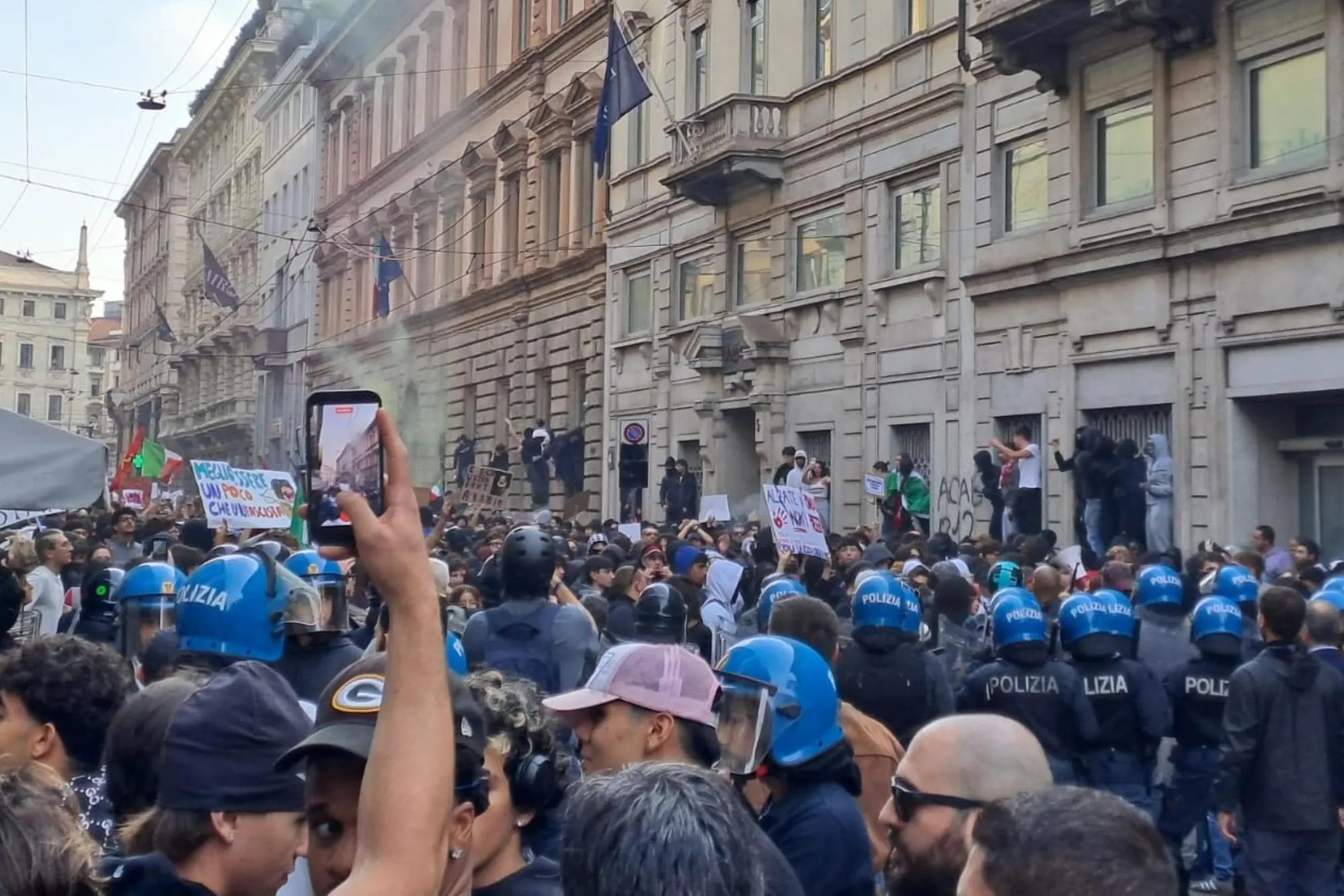 Tensioni al corteo di Milano (Ansa)