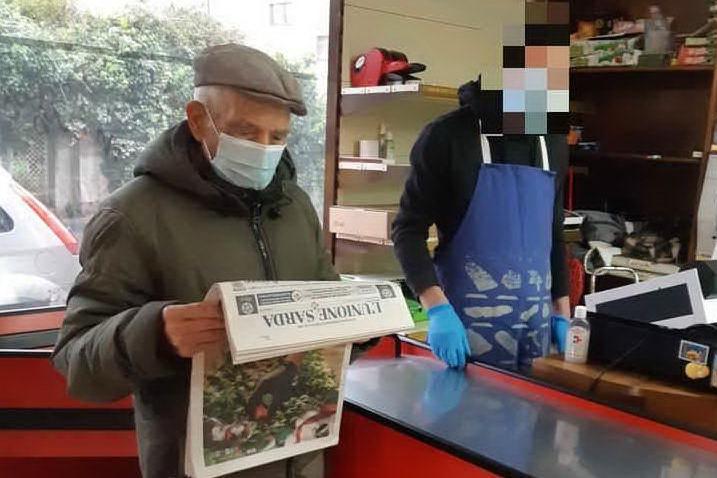 Ziu Vandeddu all'edicola: mascherina e distanza di sicurezza per comprare il giornale