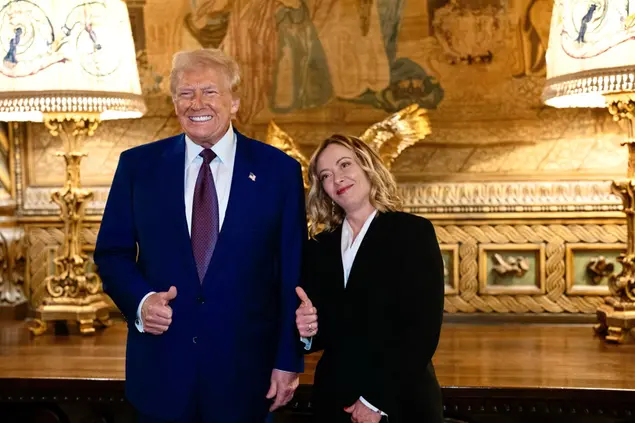 Giorgia Meloni con Donald Trump a Mar-a-Lago il 4 gennaio (Ansa)
