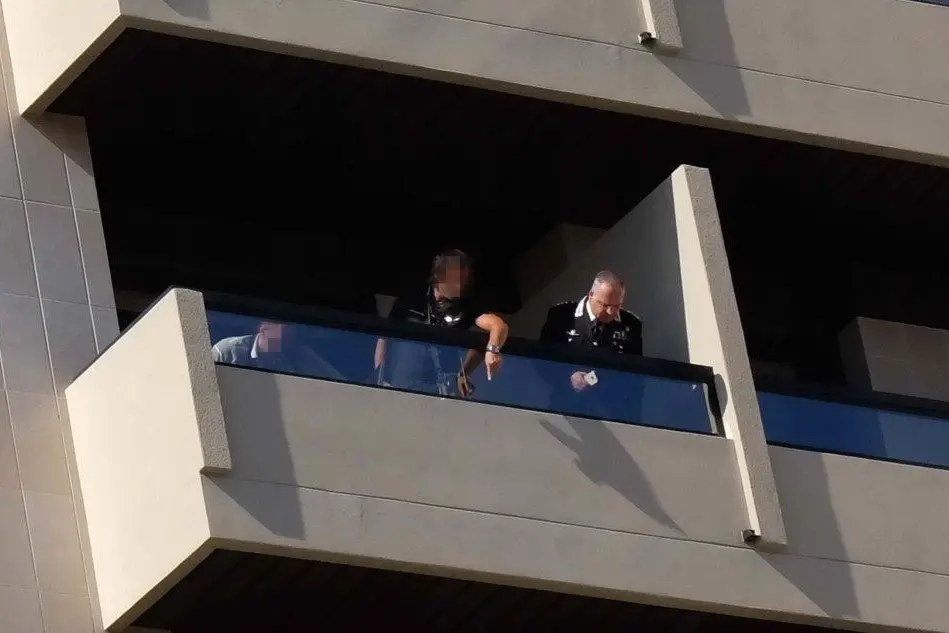I carabinieri nel balcone dell'hotel da cui la donna si è gettata con le sue bambine