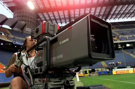Una telecamera nello stadio Meazza di Milano, in una foto d'archivio. DANIEL DAL ZENNARO/ANSA
