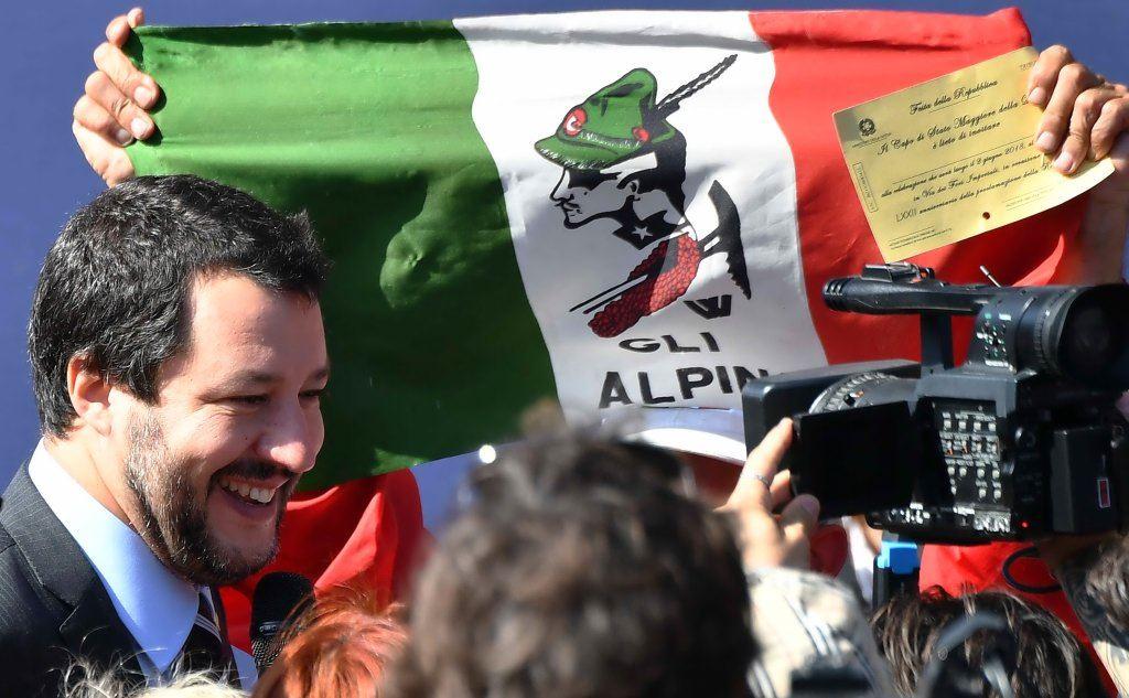 Matteo Salvini saluta calorosamente gli Alpini