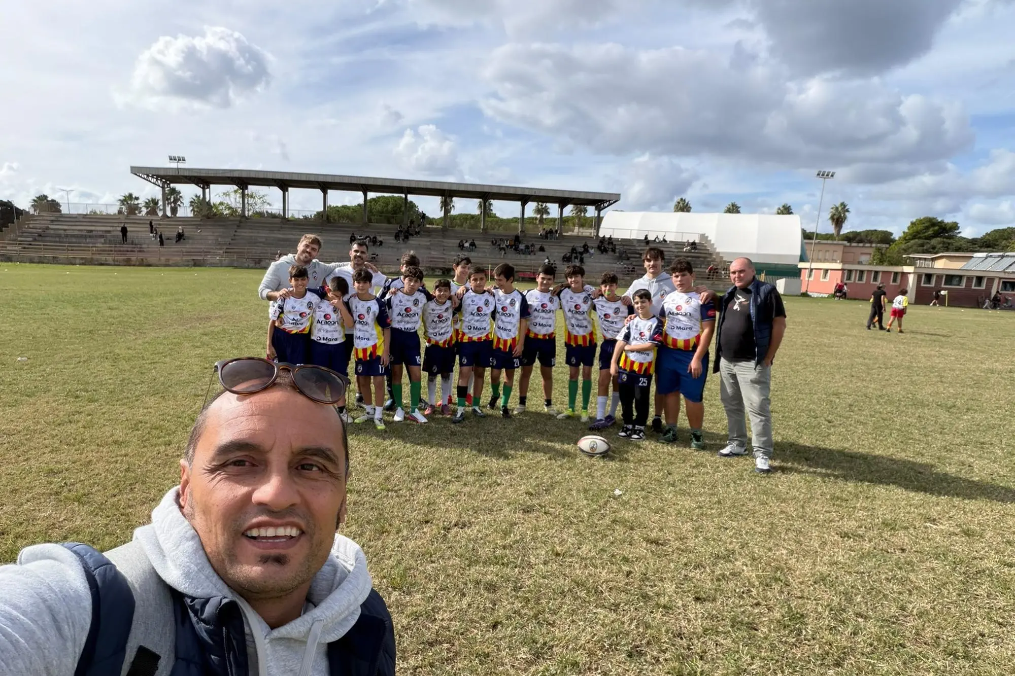 Selfie di gruppo per l'Alguer Rugby scattato dal presidente Alessandro Pesapane (foto concessa)