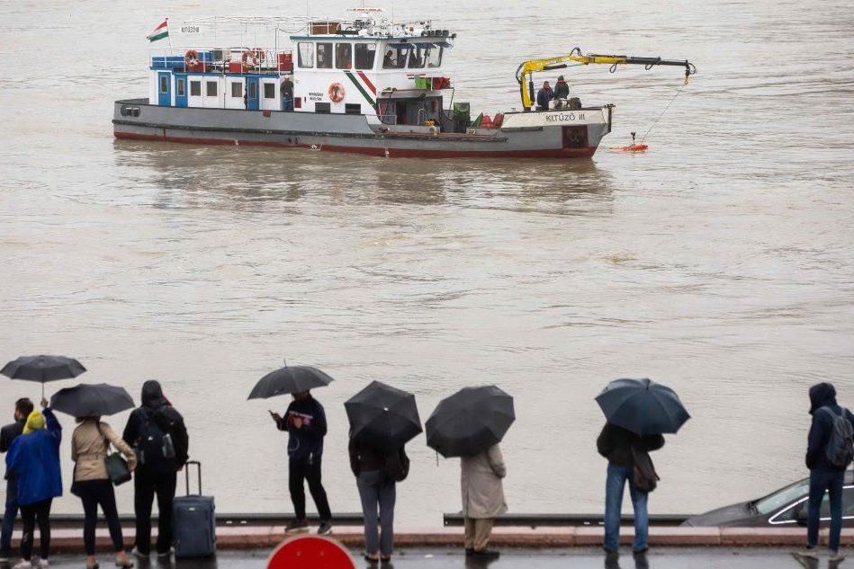 Tragedia nel Danubio, affonda una barca con 33 turisti