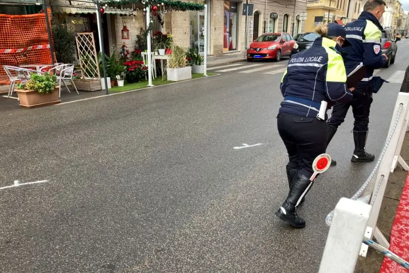 La Polizia locale effettua i rilievi (L'Unione Sarda - Pala)