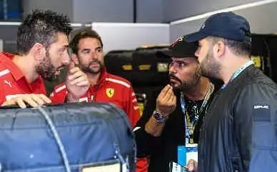 I due a colloquio con i tecnici Ferrari (Credit: Steven Tee/LAT Images)