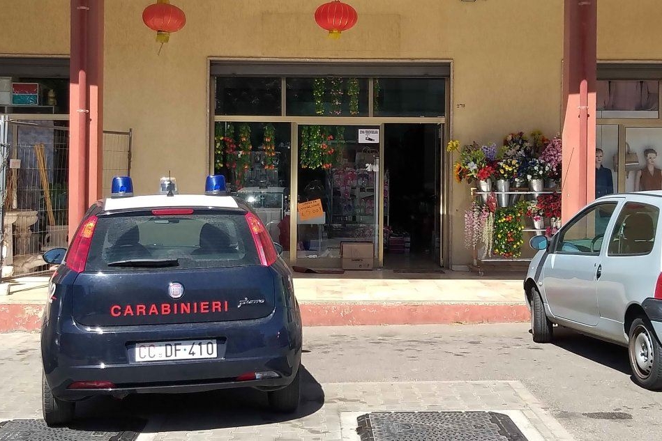 L'emporio di via Cagliari in cui è stata messa a segno la rapina (foto L'Unione Sarda - Farris)