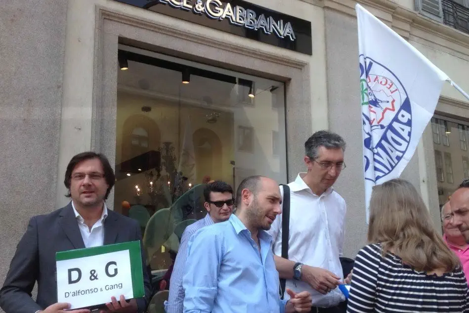 Un gruppo di rappresentanti del Consiglio Comunale di Milano della Lega riunito davanti alla boutique Dolce&Gabbana di corso Venezia 15 per una raccolta firme a sostegno dei due stilisti