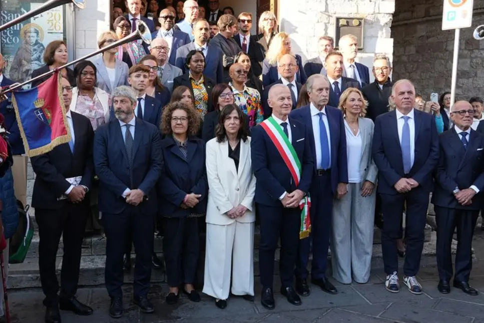 Anche Todde ad Assisi per rendere omaggio a san Francesco: «La pace non è un’idea astratta»