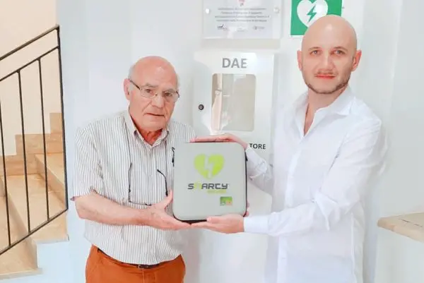 Il sindaco Siddi riceve il nuovo defibrillatore (foto del Comune)