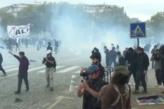 Parigi, dalla polizia idranti e lacrimogeni contro gli studenti