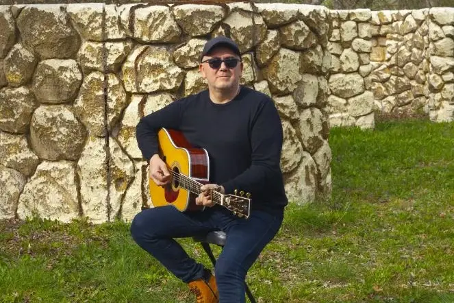 Il cantautore sardo Mauro Manca (foto concessa)