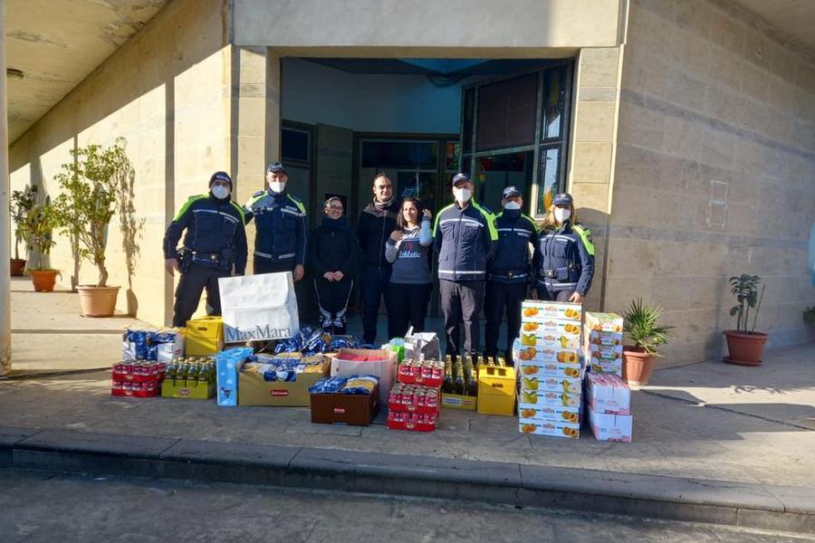 Generi alimentari e giocattoli, la solidarietà della Polizia locale di Cagliari per i più bisognosi