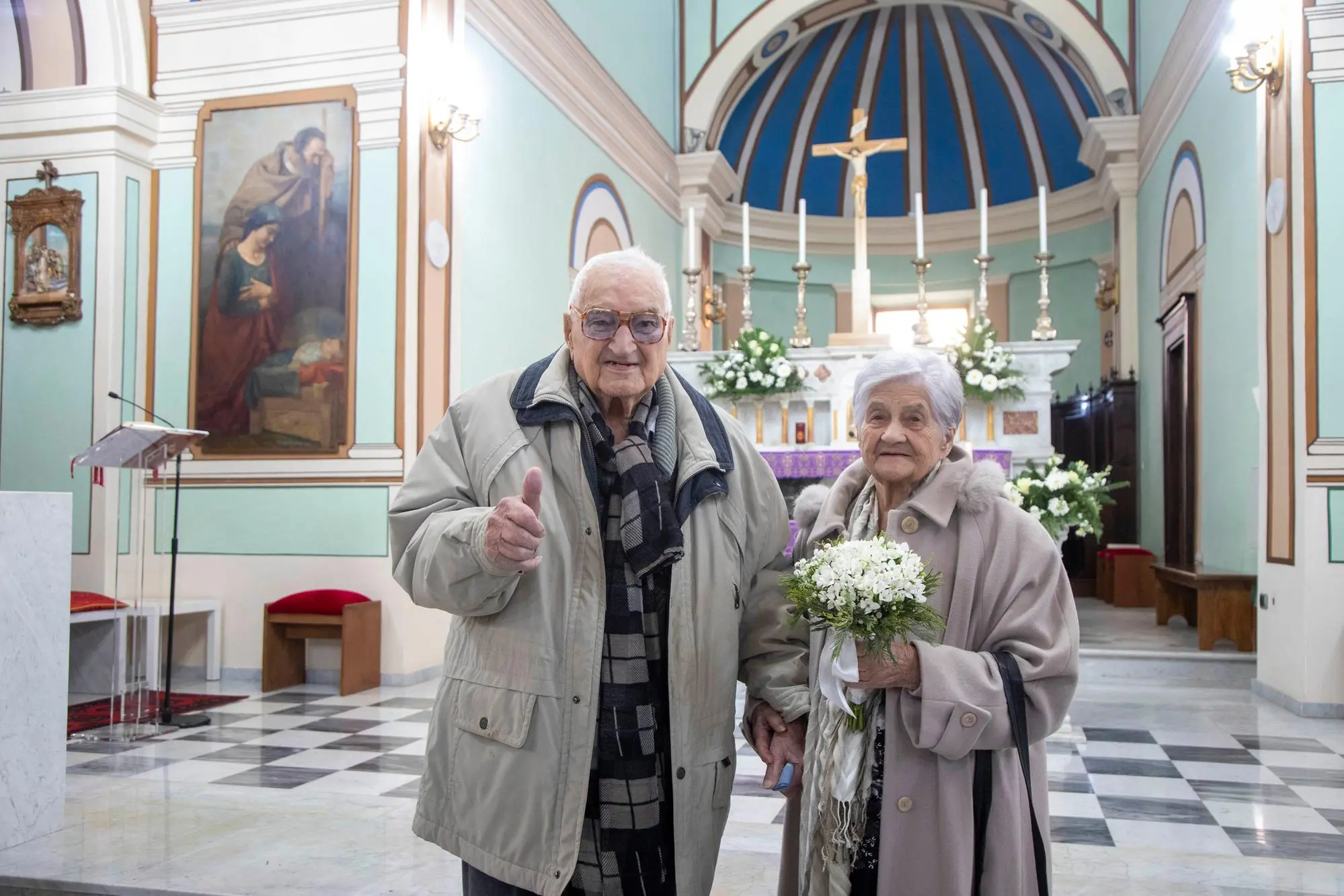 Giorgio Micheli, 95 anni, e Tonina Manca, 92, in chiesa per la celebrazione delle loro nozze di platino (foto Ettore Loi)