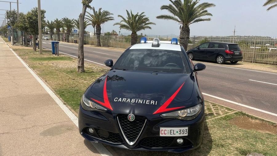 Ladri in azione tra lettini e ombrelloni al Poetto, fermata la banda dei furti in spiaggia