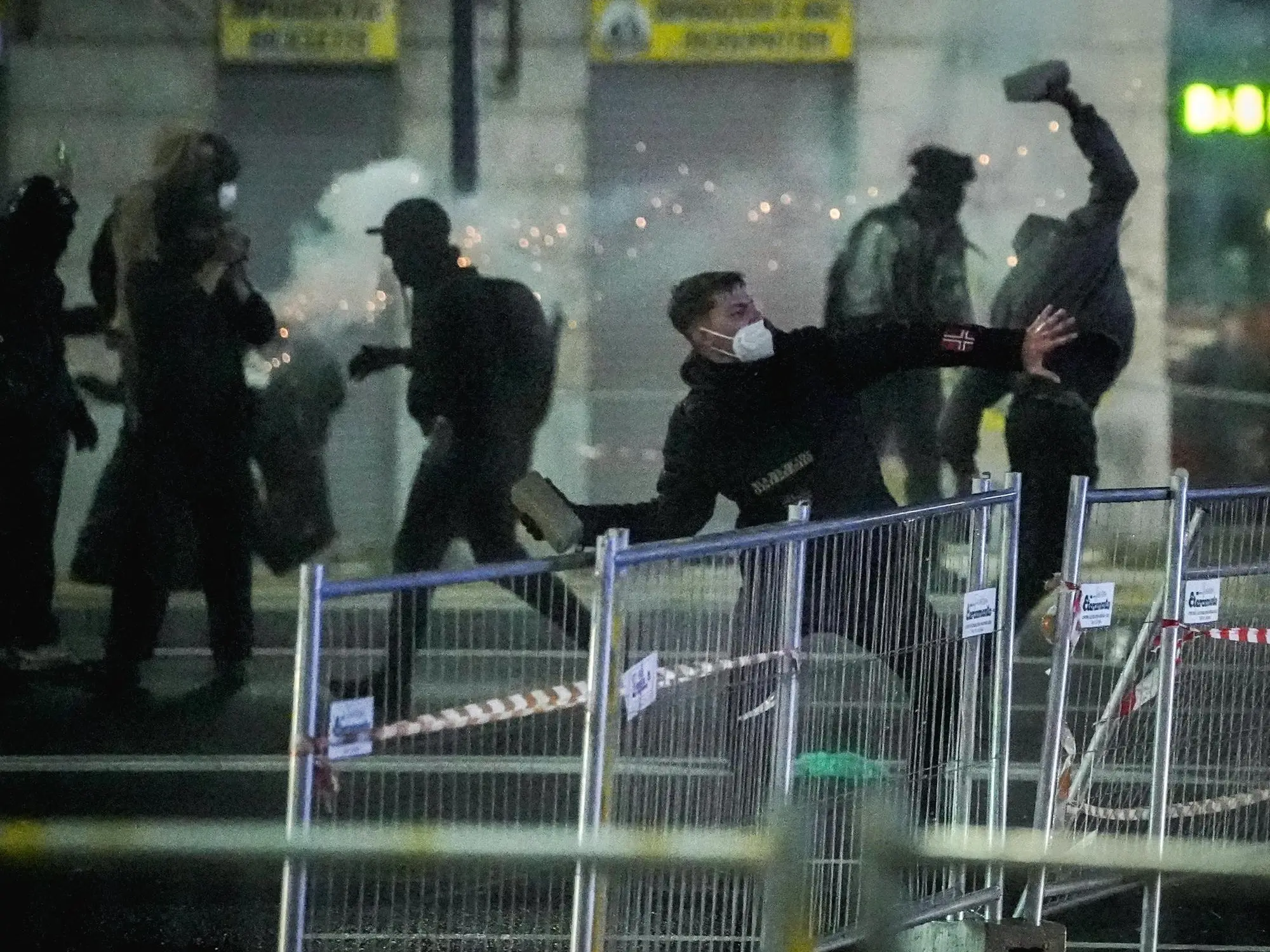 Violence on social media and street riots: the Digos (Italian Special Operations Unit) is closing in on two Cagliari youths. Disordini in piazza durante una manifestazione