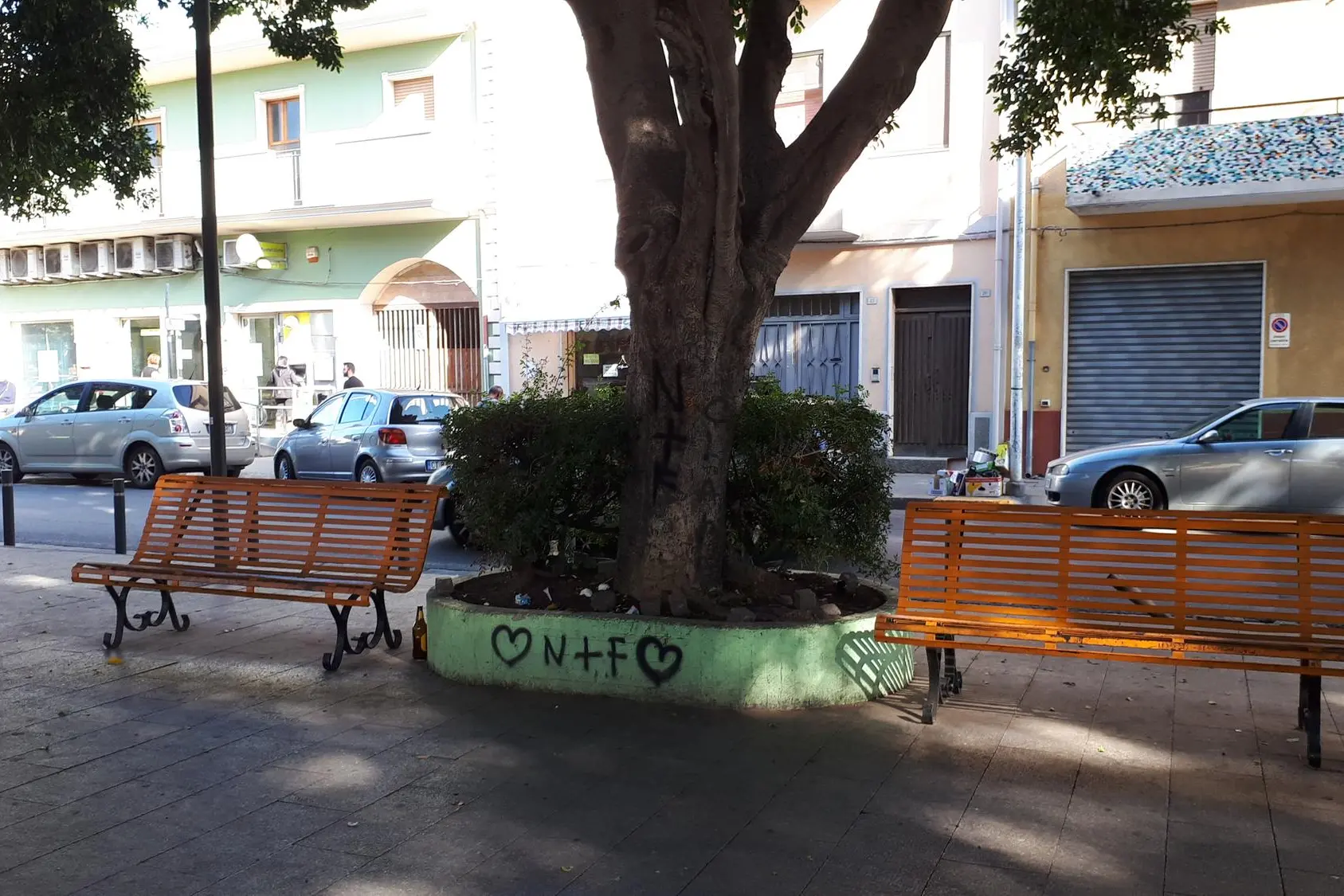 Muri imbrattati e acciottolato distrutto: vandali in azione a Quartu (foto Daga)