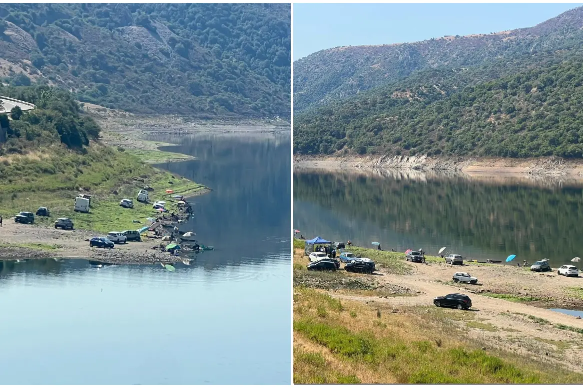 Ombrelloni sulle sponde del lago sotto Villanova Tulo (foto Francesca Melis)