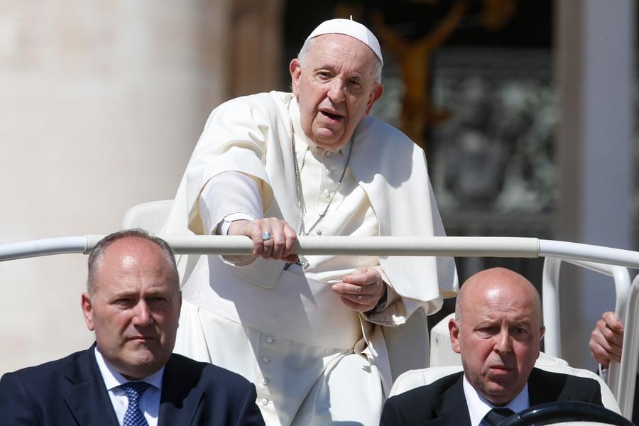 Il Papa alle suocere: “State attente con la lingua, chiacchierate di meno”