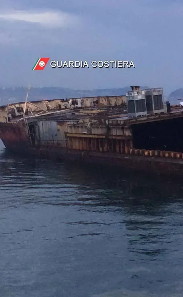 La nave è stata ridotto a un guscio galleggiante (Foto Guardia Costiera)