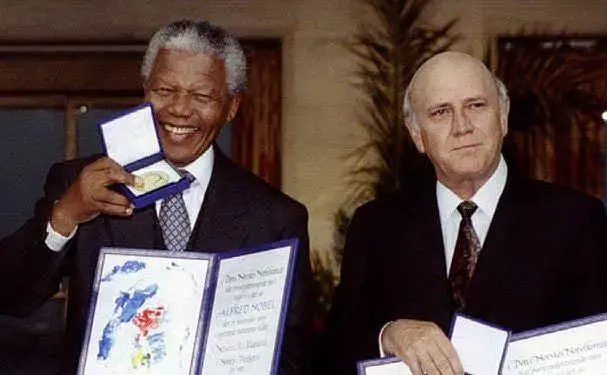 Nel 1993 vince il Nobel per la pace