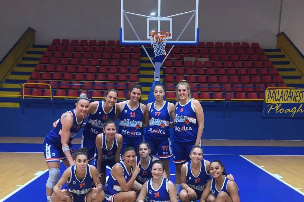 Foto di gruppo della Virtus Cagliari dopo la vittoria sul campo della New Basket Ploaghe (foto concessa dalla Virtus Cagliari)