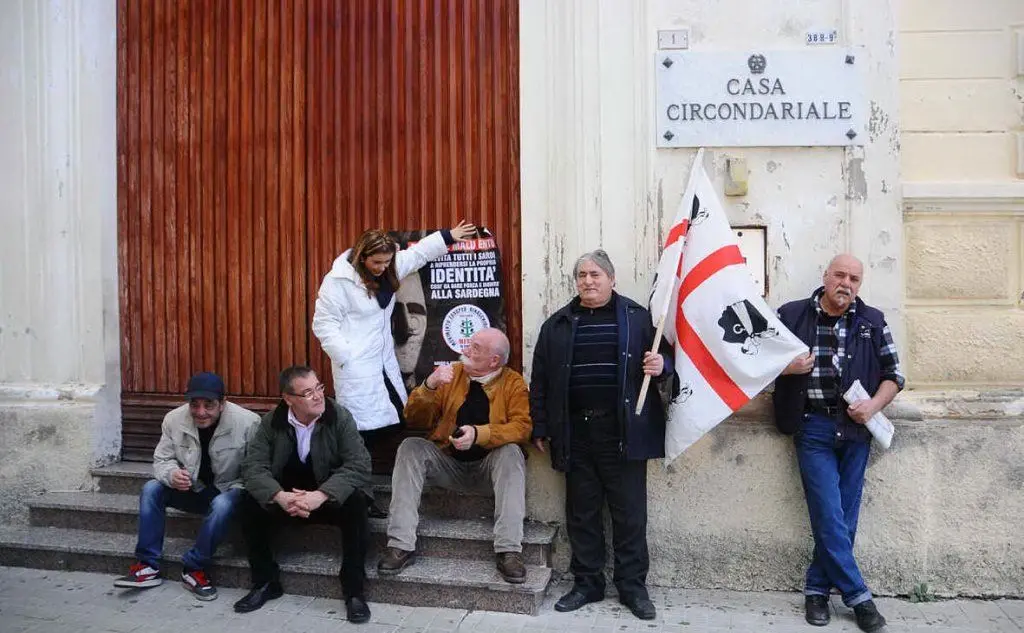 Protesta davanti all'ex carcere di piazza Manno