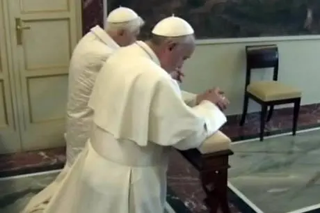Un fermo immagine mostra Papa Francesco e il Papa Emerito Benedetto XVI mentre pregano durante il loro incontro, 23 marzo 2013. ANSA/ TV2000 ++HO NO SALES EDITORIAL USE ++
