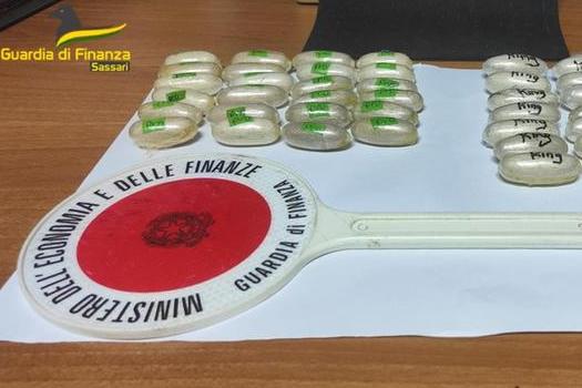 All’aeroporto di Alghero con 47 ovuli di eroina: arrestata