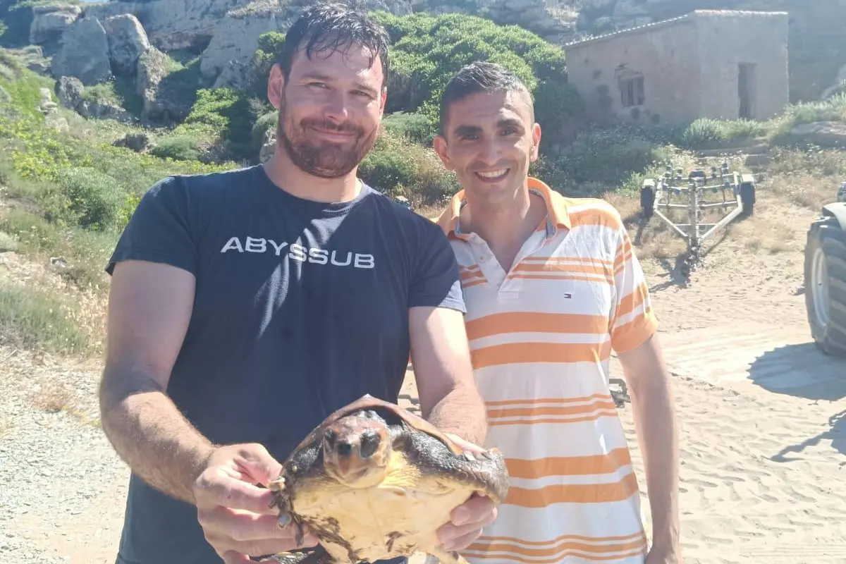 Dario Bernardi, Giuliano Bicheddu e la tartaruga salvata a Porto Palmas