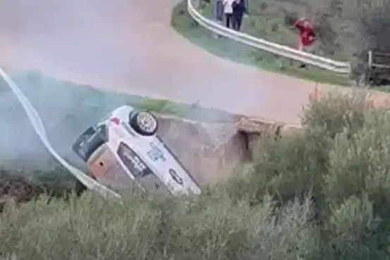 Auto da rally giù da un ponte sulla Sp 14: le immagini dell'incidente
