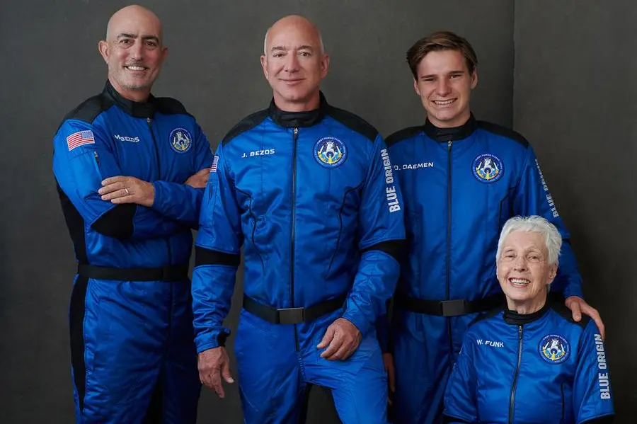Jezz Bezos con i compagni di viaggio (foto @BlueOrigin)