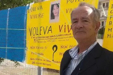 il signor Dionisi davanti all'ospedale civile di Sassari - Foto Gloria Calvi