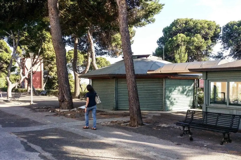 Un chiosco chiuso in viale Buoncammino
