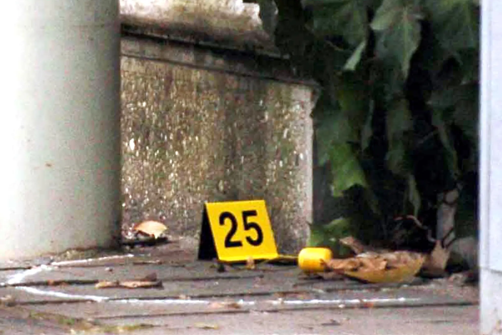L'involucro giallo, contenente un ordigno, ma non esploso, trovato il 26 gennaio 2005 a Treviso (Ansa)