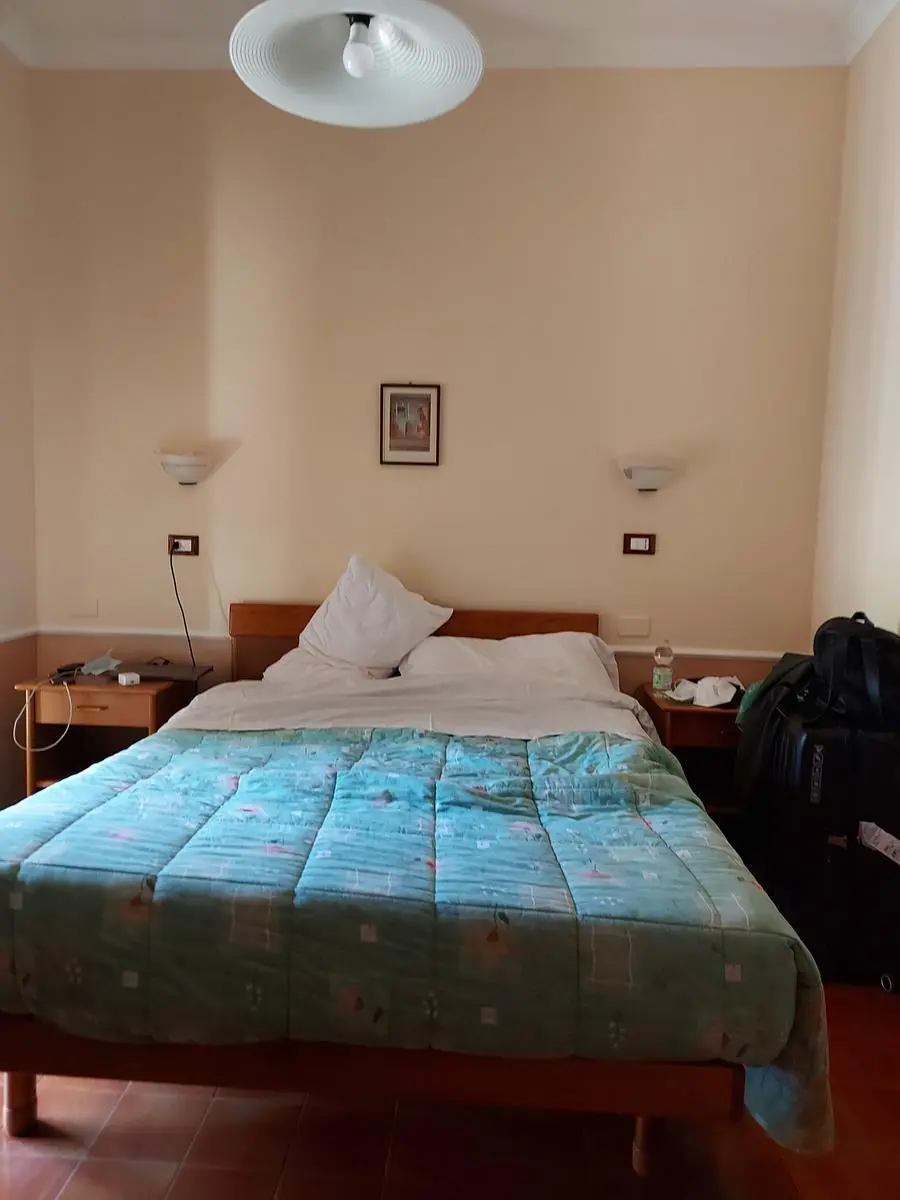 La stanza del Covid hotel in cui alloggia la coppia residente a Cagliari (foto concessa)