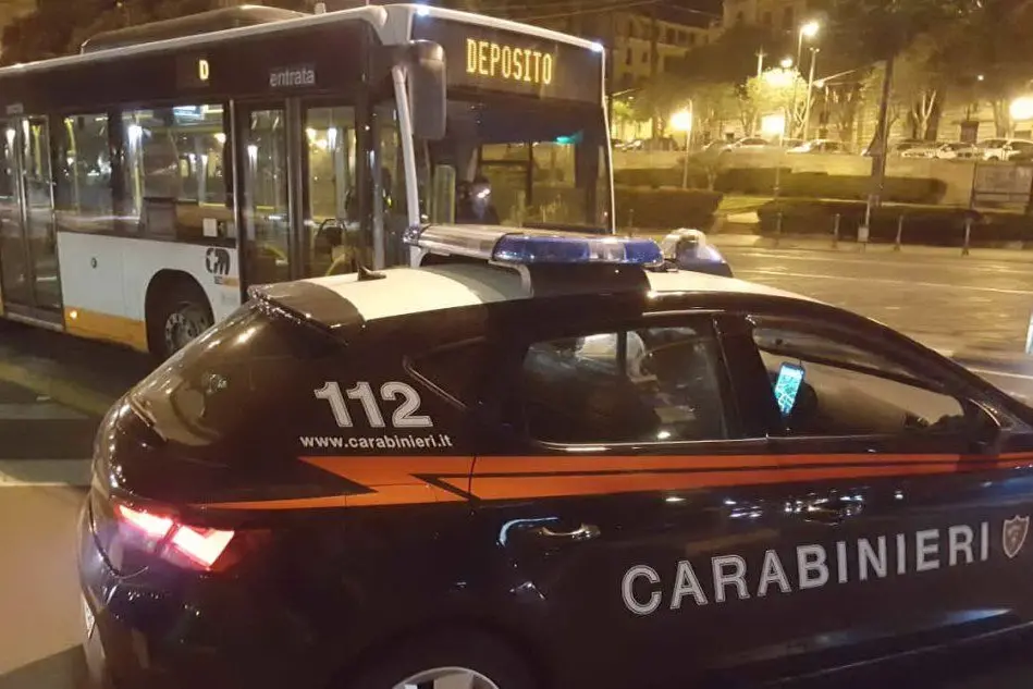 Un autobus del Ctm e i carabinieri