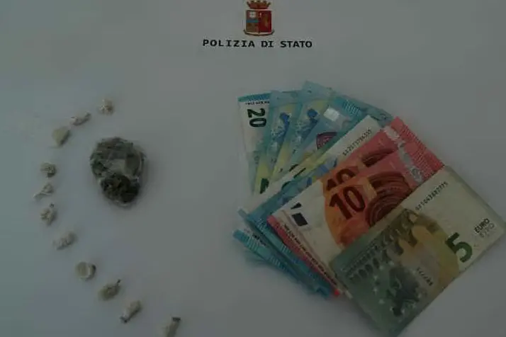 La droga e i soldi sequestrati dalla polizia
