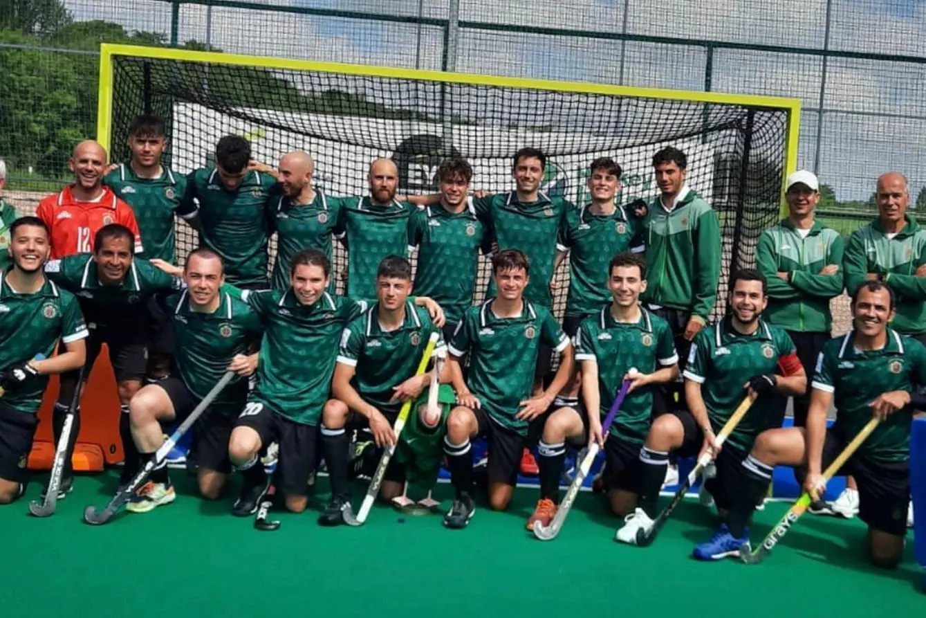 Giocatori e staff dell'Amsicora dopo il quinto posto all'Eurohockey di Banbridge (Foto Giuseppe Meloni)