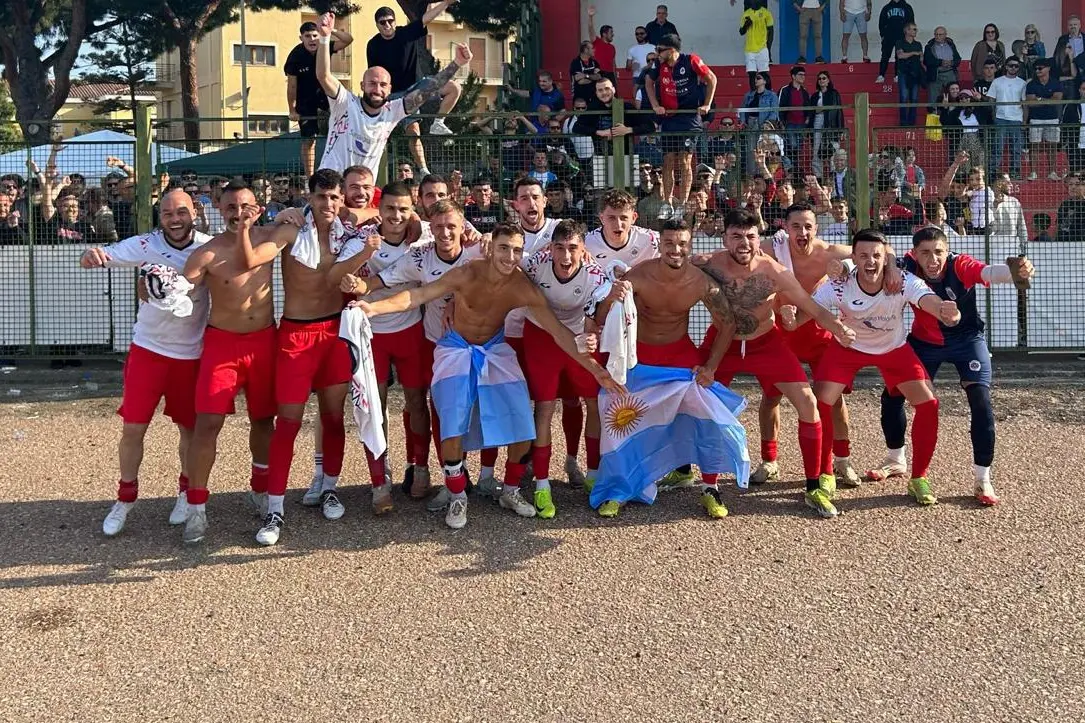 La festa del Tortolì dopo la vittoria dei playoff di Promozione contro il Sant'Elena (foto Secci)