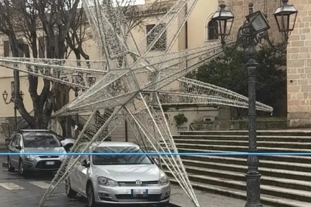 La stella luminosa finita contro un'auto in via Duomo