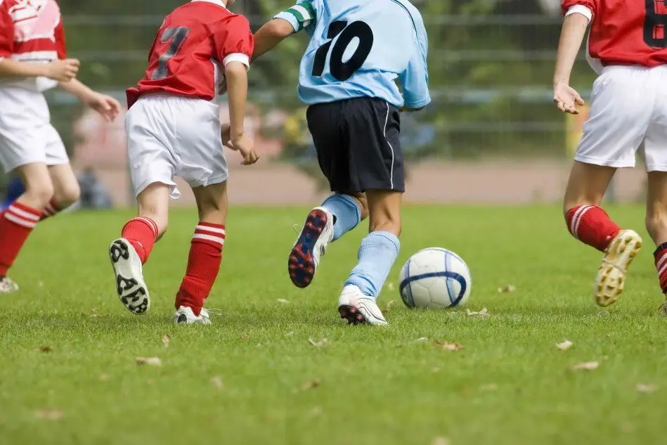 Bambini giocano a calcio (immagine simbolo)