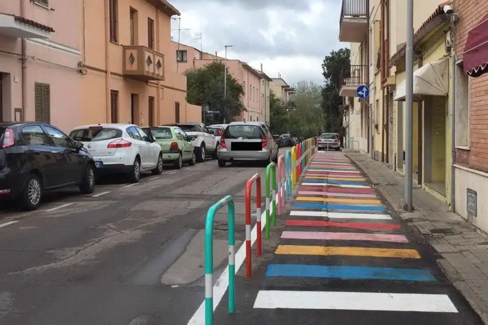 La strada colorata (foto L'Unione Sarda - De Roberto)
