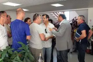I genitori della 3E dell'istituto Pascoli discutono con gli agenti di polizia. Foto Milena Mundula