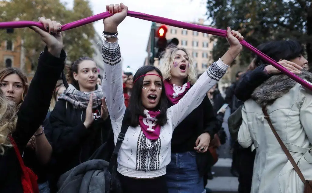 &quot;Non una di meno, non un grado in più, in questa rivolta\r la goccia sei tu&quot;, uno degli slogan