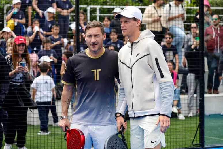 Francesco Totti e Jannik Sinner nel 2023 al Foro Italico di Roma, per una sfida a padel dimostrativa