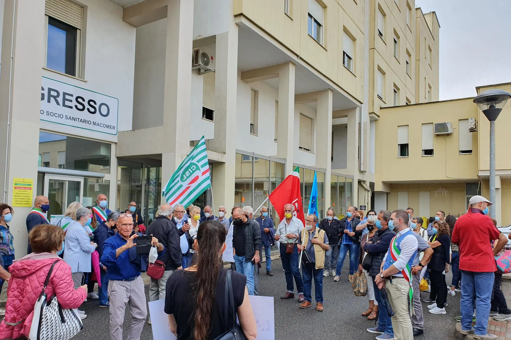 Manifestazione davanti al poliambulatorio di Macomer (foto Oggianu)