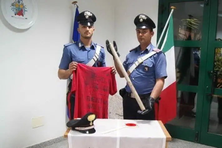 I carabinieri con l'arma dell'aggressione
