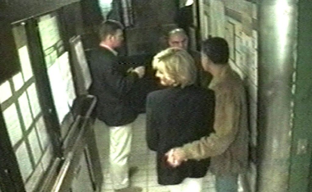 Diana e Dodi in un fermo immagine delle telecamere di sicurezza del Ritz